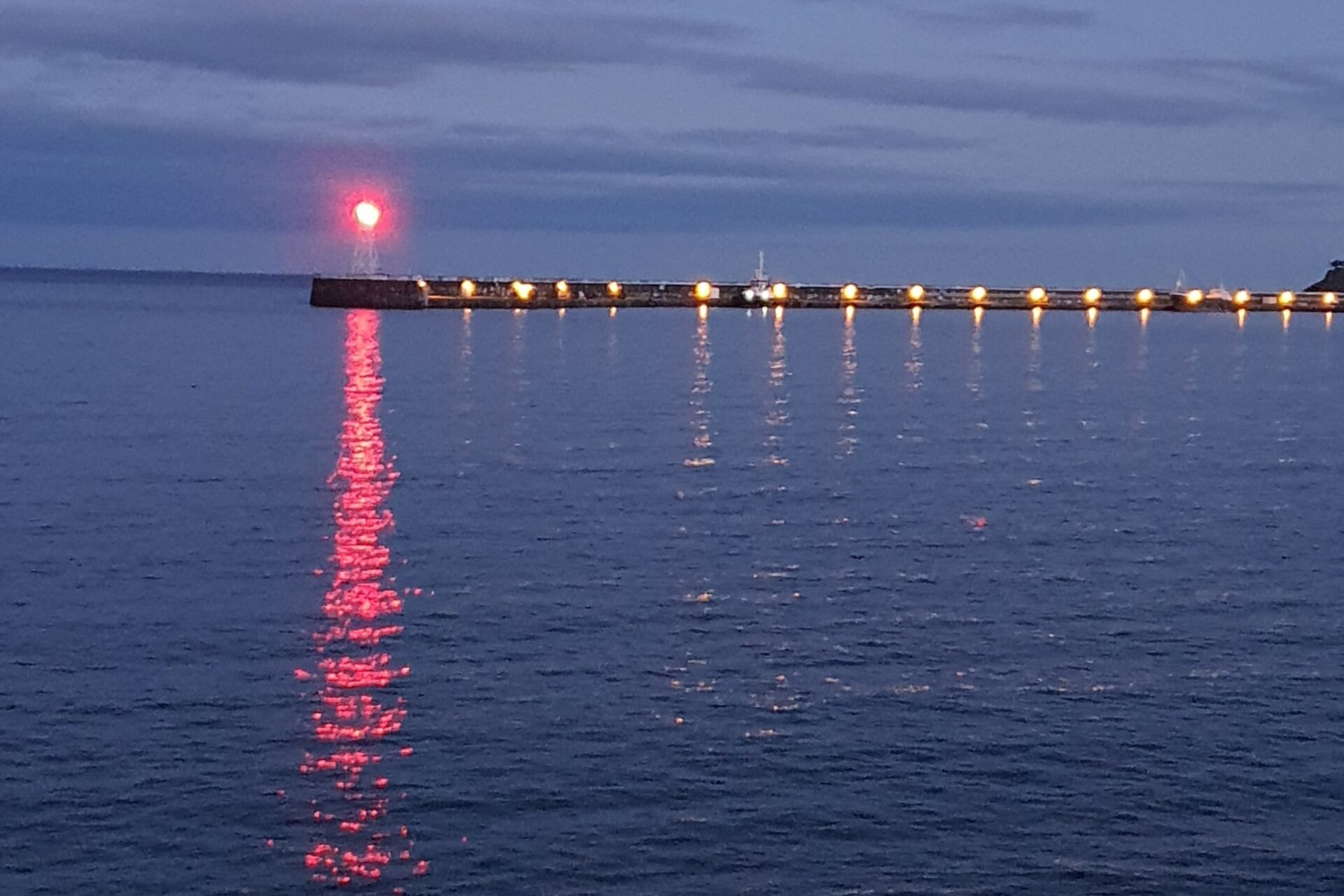 Un point rouge au milieu de l’Atlantique