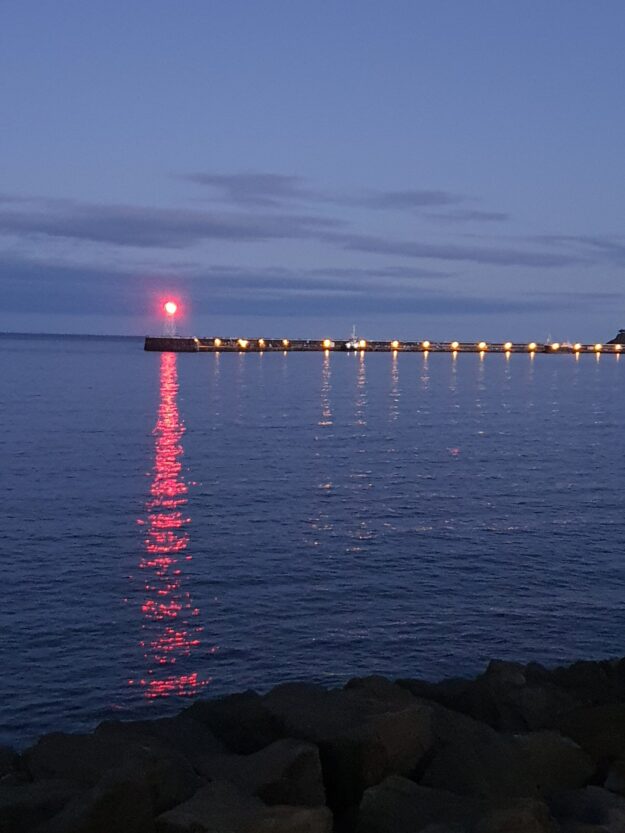 Un point rouge au milieu de l’Atlantique